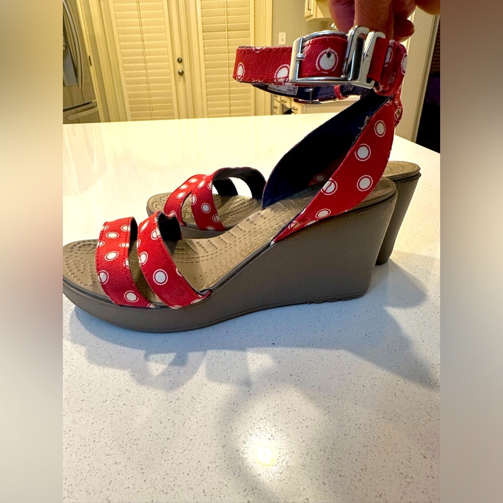 Crocs Leigh ll ankle strap wedge sandal